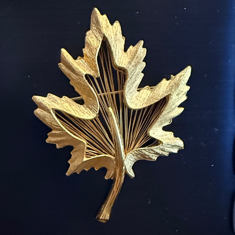 Vintage Capri Signed Gold Tone Maple Leaf Pin Brooch Wire Design D57